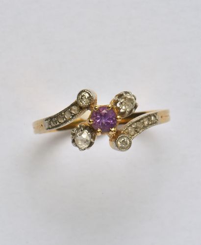 null Antique 18K (750/oo) 2-tone gold cross ring centered with a round amethyst (slight...
