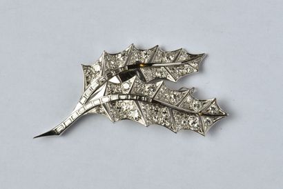 null 18K (750/oo) white gold brooch featuring holly leaves entirely set with round...