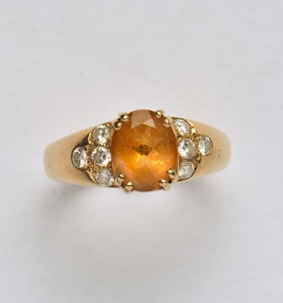 18K (750/oo) yellow gold bombe ring centered...