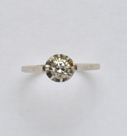 Solitaire ring in 18K (750/oo) white gold...