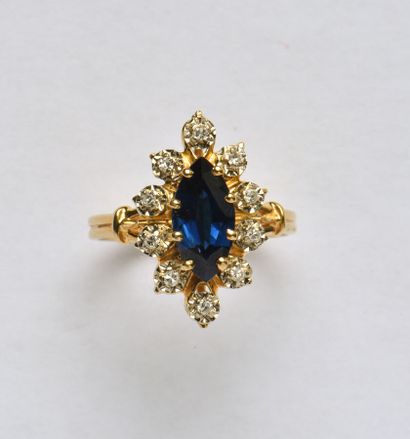 18K (750/oo) yellow gold ring centering a...