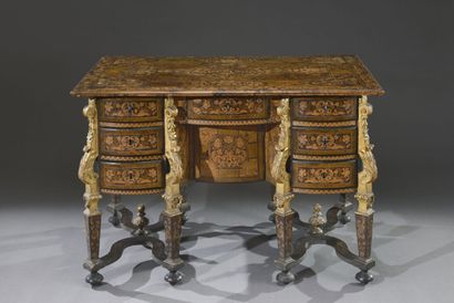 null THOMAS HACHE (1664-1747). Beau bureau Mazarin en bois de placage et riche marqueterie...