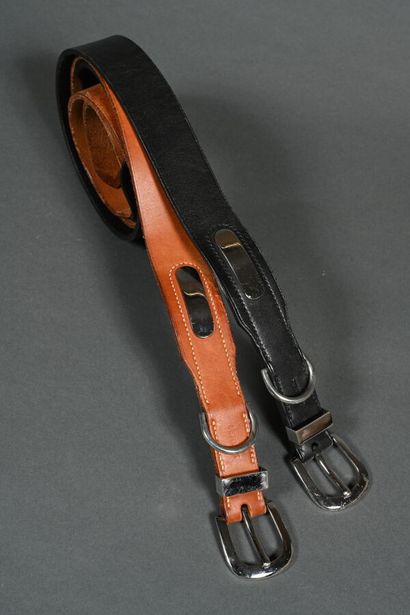 null HERMES, 
Lot de deux ceintures identiques l'une en cuir naturel l'autre en cuir...