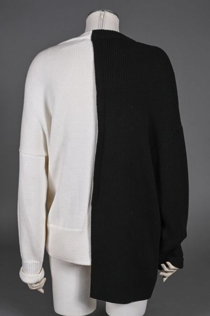 null RISMAT by Y's. 
Cardigan en maille coton bi-colore blanc, noir, effet déglingue...