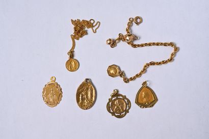 null Lot de petits bijoux en or jaune 18K (750/oo) comprenant 4 médailles : 3 religieuses,...