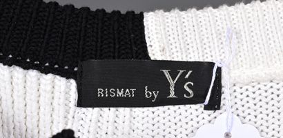 null RISMAT by Y's. 
Cardigan en maille coton bi-colore blanc, noir, effet déglingue...