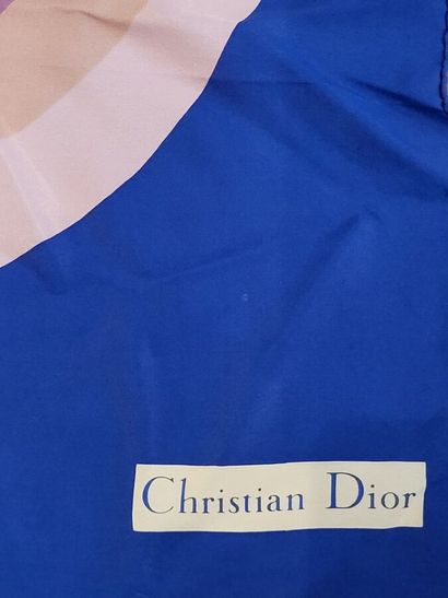 null CHRISTIAN DIOR, 
Carré en soie imprimé à motif du D en perspective à dominante...