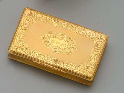 null Boîte rectangulaire ancienne en or jaune 18K (750/oo) à décor rocaille agrémenté...