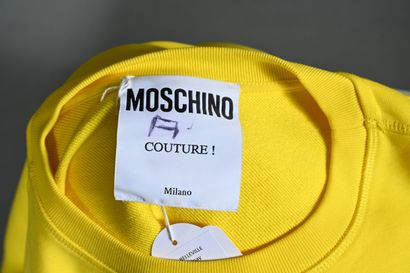 null MOSCHINO COUTURE, 
Sweat en coton fluo à encolure ronde, manches longues. 
Taille...