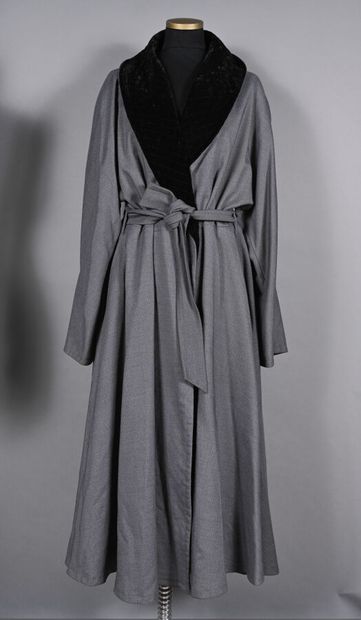 null LANVIN,
Manteau façon robe d'intérieur, chiné gris à ample col châle en velours...