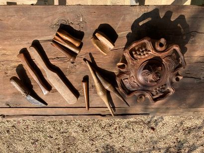 Ensemble d'outils en bois dont trois fendoirs...