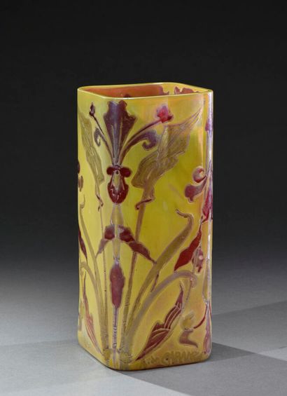 null Amédée DE CARANZA (1843-1914)
Vase quadrangulaire en verre grenat à décor d'iris...