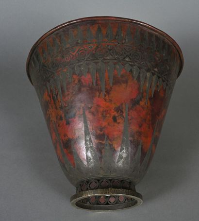 null Claudius LINOSSIER (1893 - 1953)
Conical vase in copper dinanderie with red...