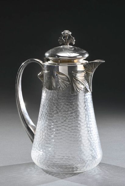 null Alphonse DEBAIN (1883 - 1911) 
Broc en verre blanc entièrement martelé à petites...