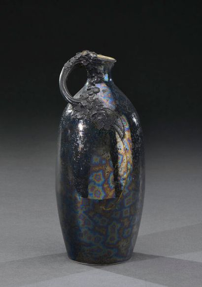 null Émile DIFFLOTH (1856-1933)
Vase pichet en grès à corps ovoïde et petite anse...