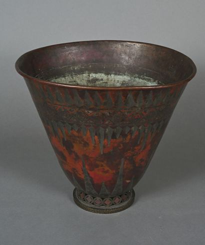 null Claudius LINOSSIER (1893 - 1953)
Conical vase in copper dinanderie with red...