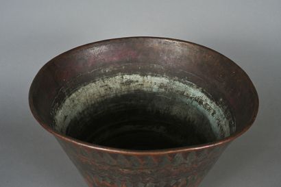 null Claudius LINOSSIER (1893 - 1953)
Vase conique en dinanderie de cuivre à patine...