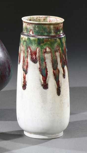 null Pierre-Adrien DALPAYRAT (1844-1910)
Vase en grès à corps rouleau et col resserré...