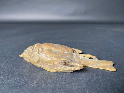 null Paul COMOLERA (1813-1890)
Oiseau gisant.
Bronze à patine dorée.
SIgné sur le...
