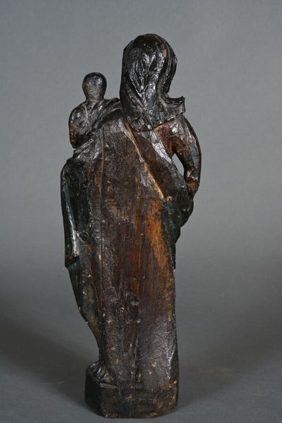 null Vierge à l'enfant en bois sculpté (chêne) et polychromé figurant la Vierge enveloppée...