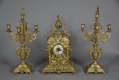 null Importante garniture de cheminée en bronze doré dans le style Louis XIV ornée...