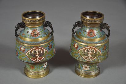null Japon, vers 1930
Paire de vases en bronze et émaux champlevés polychromes sur...