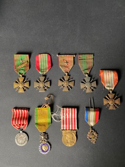null Lot de onze décorations militaires comprenant :
-Cinq croix de guerre (1914-1915;...