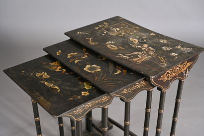 null Suite de quatre tables gigognes à décor peint dans le style des laques orientales...