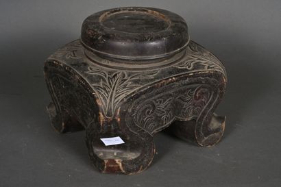 null Socle en bois sculpté à décor de feuillages.
Asie, XXème siècle.
H.: 25 cm P.:...