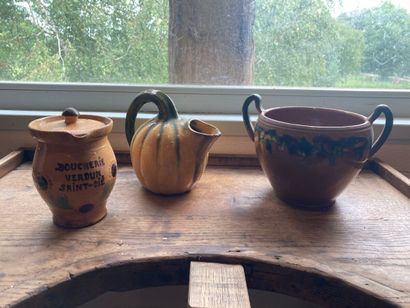 null Ensemble de poteries vernissées et polychromées, composé d'un pot à eau couvert...