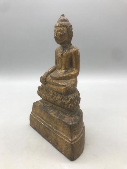 null Birmanie, XIXe siècle, 
Petit sujet en bois doré représentant le Bouddha assis...