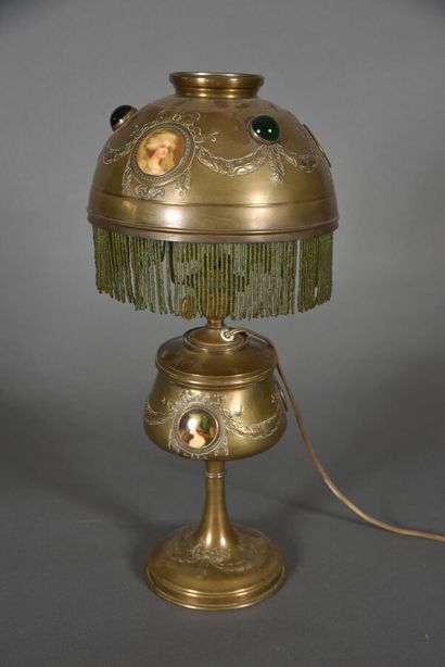 null Lampe à pétrole dans le style Louis XVI ornée de rubans noués, de cabochons...