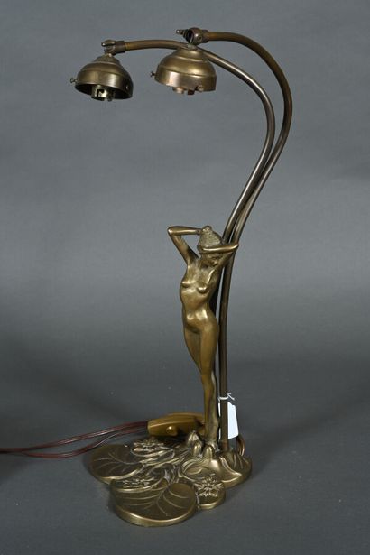 null TRAVAIL STYLE ART NOUVEAU. 
"Baigneuse". Lampe de bureau en bronze doré à deux...