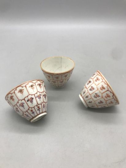 null Chine, XVIIIe-XIXe siècle 
Trois petits sorbets en porcelaine à décor de fleurs...