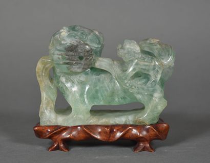 null Chine, XXe siècle
Lion bouddhique en fluorite verte. 
11,5 x 14 cm