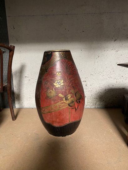 null Vase en porcelaine d'Arita à décor laqué rouge, noir et or d'oiseaux. 
Japon,...