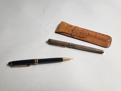 null MONTBLANC.
Porte mine "Meisterstûck", bordeaux et or. 
Joint : un stylo plume...