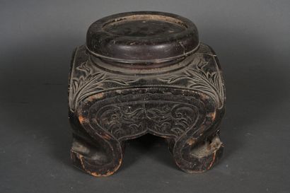 null Socle en bois sculpté à décor de feuillages.
Asie, XXème siècle.
H.: 25 cm P.:...