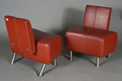 null Deux fauteuils design en cuir marron et piètement métallique