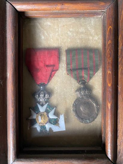 null Lot de onze décorations militaires comprenant :
-Cinq croix de guerre (1914-1915;...