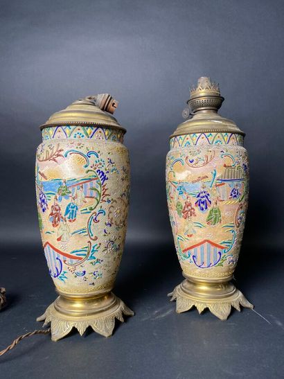 null Paire de vases en céramique craquelée à décor émaillé de personnages dans un...