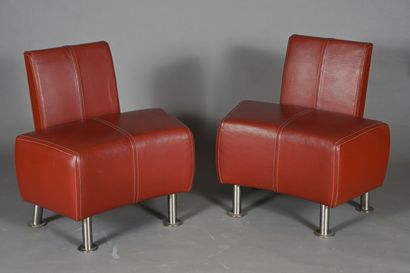 null Deux fauteuils design en cuir marron et piètement métallique