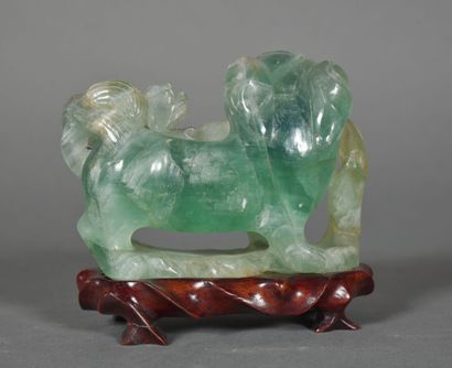 null Chine, XXe siècle
Lion bouddhique en fluorite verte. 
11,5 x 14 cm