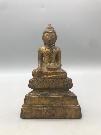 null Birmanie, XIXe siècle, 
Petit sujet en bois doré représentant le Bouddha assis...