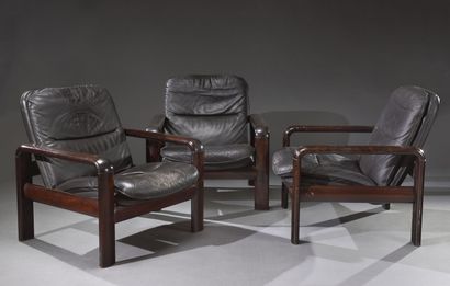 null DYRLUND. 
Suite de trois fauteuils à assise en cuir et structure en teck, modèle...