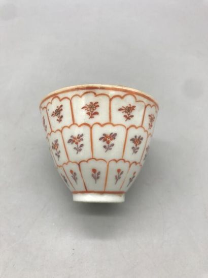null Chine, XVIIIe-XIXe siècle 
Trois petits sorbets en porcelaine à décor de fleurs...