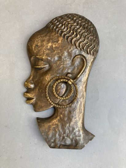 null AFRIQUE. Sculpture en bas-relief en bronze patiné doré figurant une femme de...