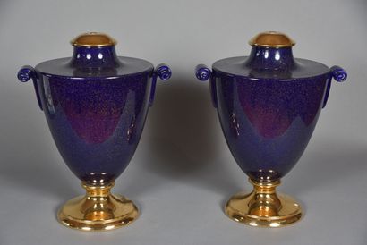 null Grande paire de vases urne à l'antique décor lapis lazuli, 
H : 47 cm L : 38...