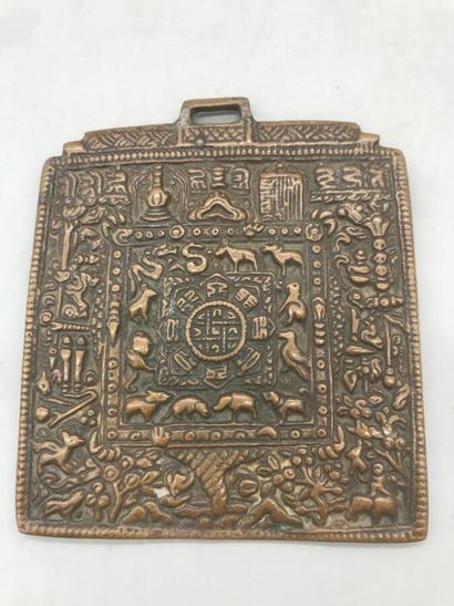 null Tibet, XXe siècle, 
Plaque astrologique quadrangulaire en bronze à décor représentant...