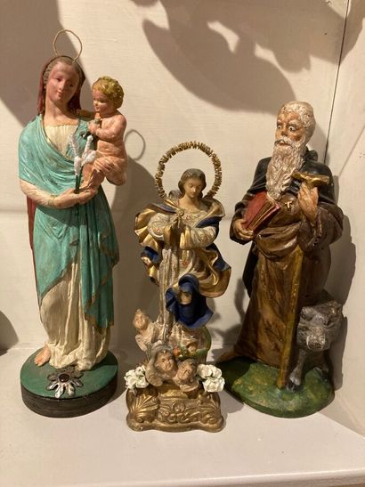 null Santibellis. Trois sculptures en plâtre polychromé figurant une Vierge à l'Enfant,...